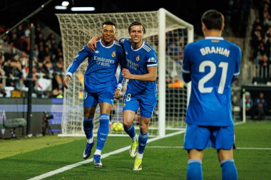 Kylian Mbappe ve Alvaro Carreras, Valencia CF ve Real Madrid CF (Maciej Rogowski / Ball Raw Images) takımları arasındaki LaLiga EA Sports maçında gol attıktan sonra kutlama yaparken görüldü.)