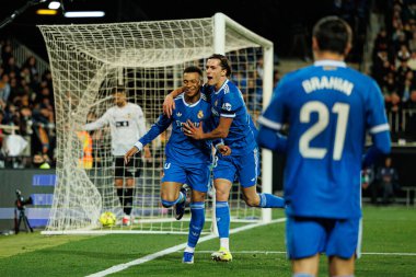 Kylian Mbappe ve Alvaro Carreras, Valencia CF ve Real Madrid CF (Maciej Rogowski / Ball Raw Images) takımları arasındaki LaLiga EA Sports maçında gol attıktan sonra kutlama yaparken görüldü.)