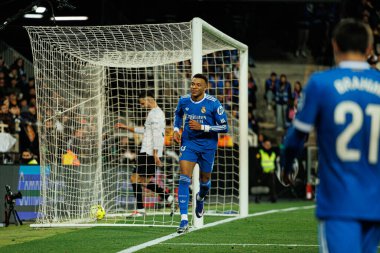 Kylian Mbappe, Valencia CF ve Real Madrid CF (Maciej Rogowski / Ball Raw Images) takımları arasındaki LaLiga EA Sports maçında gol attıktan sonra kutlama yaparken görülüyor.)