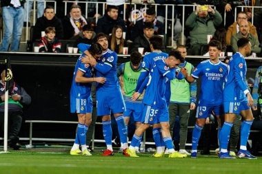 Real Madrid 'in oyuncuları, Valencia CF ve Real Madrid CF (Maciej Rogowski / Ball Raw Images) takımları arasında oynanan LaLiga EA Sports maçında Alvaro Carreras' tan gol üstüne gol atarken görüldü.)