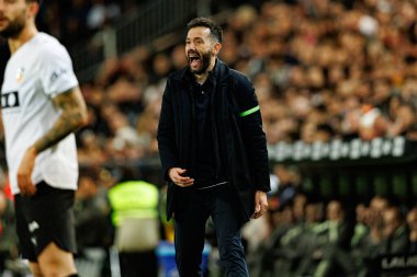 Carlos Corberan, LaLiga EA Sports maçında Valencia CF ve Real Madrid CF (Maciej Rogowski / Ball Raw Images) takımları arasında görüldü.)