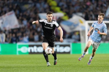 Jonjoe Kedziora UEFA Avrupa Ligi sırasında Estadio de Balaidos takımları (Maciej Rogowski / Ball Raw Images PT)