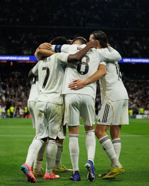 Real Madrid ve Vinicius Vini Junior 'ın oyuncuları, Real Madrid CF ve SL Benfica (Maciej Rogowski / Ball Raw Images) takımları arasında oynanan maçta attıkları golün ardından kutlama yaparken görüldü.)
