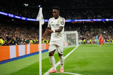 Vinicius Vini Junior Şampiyonlar Ligi 'nde attığı golün ardından Real Madrid CF ve SL Benfica (Maciej Rogowski / Ball Raw Images) takımları arasında oyun dışı kalırken görüldü.)