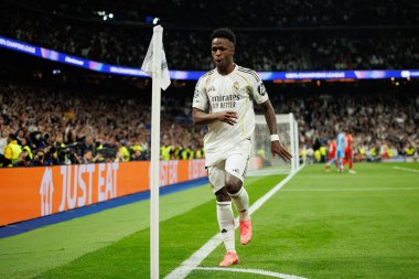 Vinicius Vini Junior Şampiyonlar Ligi 'nde attığı golün ardından Real Madrid CF ve SL Benfica (Maciej Rogowski / Ball Raw Images) takımları arasında oyun dışı kalırken görüldü.)
