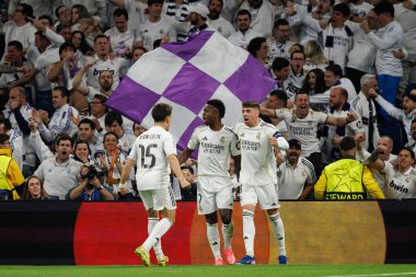 Real Madrid 'in oyuncuları Real Madrid CF ve SL Benfica (Maciej Rogowski / Ball Raw Images) takımları arasında Şampiyonlar Ligi maçında attıkları golün ardından kutlama yaparken görüldü.)