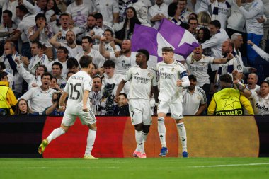 Real Madrid 'in oyuncuları Real Madrid CF ve SL Benfica (Maciej Rogowski / Ball Raw Images) takımları arasında Şampiyonlar Ligi maçında attıkları golün ardından kutlama yaparken görüldü.)