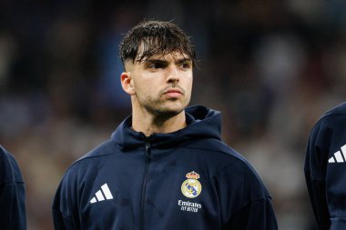 Raul Asencio, Şampiyonlar Ligi 'nde Real Madrid CF ve SL Benfica takımları arasında oyun dışı kalırken görüldü (Maciej Rogowski / Ball Raw Images)