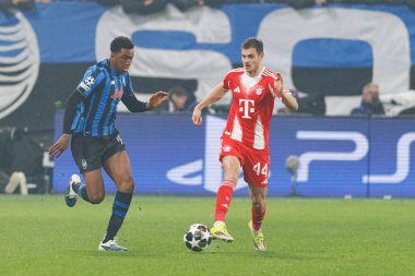 Dürüst Ahanor ve Josip Stanisiç, Atalanta Bergamo ve Bayern Munchen (Maciej Rogowski / Ball Raw Images) takımları arasında oynanan 16 'ncı Şampiyonlar Ligi karşılaşmasında görüldü.)
