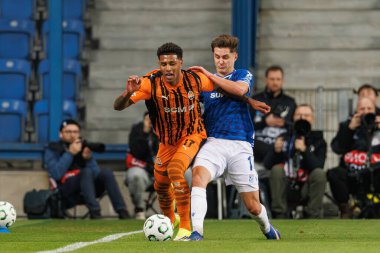Vinicius Tobias ve Leo Bengtsson, Lech Poznan ve FC Shakhtar Donetsk (Maciej Rogowski / Ball Raw Images) takımları arasında oynanan 16 maçlık UEFA Konferans Ligi Turu sırasında görüldü.)
