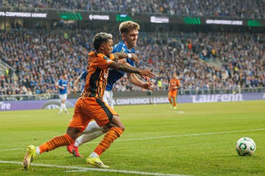 Newerton Palmares ve Wojciech Monka, Lech Poznan ve FC Shakhtar Donetsk (Maciej Rogowski / Ball Raw Images) takımları arasında oynanan 16 maçlık UEFA Konferans Ligi Turu sırasında görüldü.)