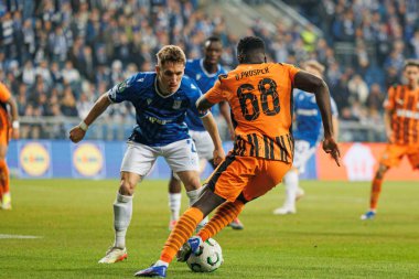Prosper Obah, Lech Poznan ve FC Shakhtar Donetsk (Maciej Rogowski / Ball Raw Images) takımları arasında oynanan 16 maçlık UEFA Konferans Ligi Turu sırasında görüldü.)