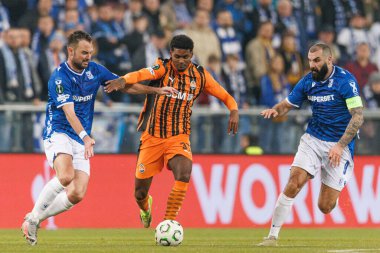 Lucas Ferreira, Antoni Miliç ve Mikael Ishak, Lech Poznan ve FC Shakhtar Donetsk (Maciej Rogowski / Ball Raw Images) takımları arasında oynanan 16.)