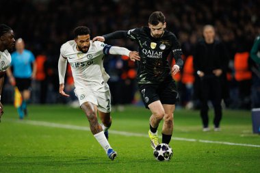 Reece James ve Khvicha Kvaratskhelia, Paris Saint-Germain Futbol Kulübü ve Chelsea FC (Maciej Rogowski / Ball Raw Images) takımları arasında oynanan 16.)
