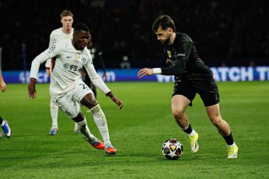 Moises Caicedo ve Khvicha Kvaratskhelia, Paris Saint-Germain Futbol Kulübü ve Chelsea FC (Maciej Rogowski / Ball Raw Images) takımları arasında oynanan 16.)