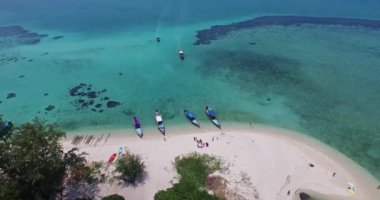 Tayland'da Tay geleneksel gemilerde havadan görünümü. Samui Adası. Temiz su ve snorkling.