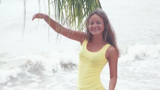 Летний солнечный образ жизни открытый портрет молодой стильной женщины в бикини, молодая девушка позирует на пляже, пьет вкусный коктейль, улыбаясь наслаждайтесь выходными, желтый детоксикации овощной смузи — стоковое видео