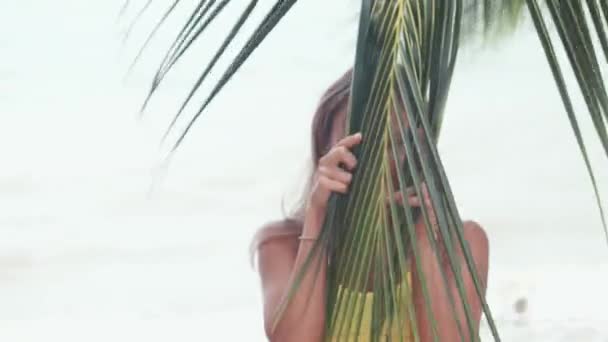 Sommer sonnigen Lebensstil Outdoor-Porträt der jungen stilvollen Bikini-Frau, junge Mädchen posiert am Strand leckeren Cocktail trinken, lächelnd genießen ihre Wochenenden, gelbe Detox reinigen Gemüse-Smoothie gesund — Stockvideo