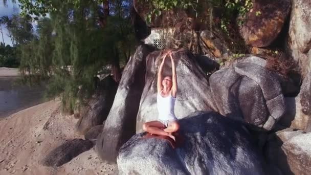 Kvinnan sitter på en sten — Stockvideo