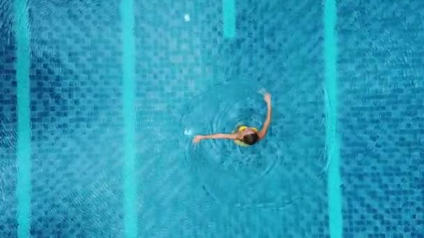Mujer en gran piscina — Vídeo de stock
