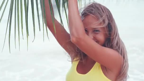 Mujer posando en la playa — Vídeos de Stock