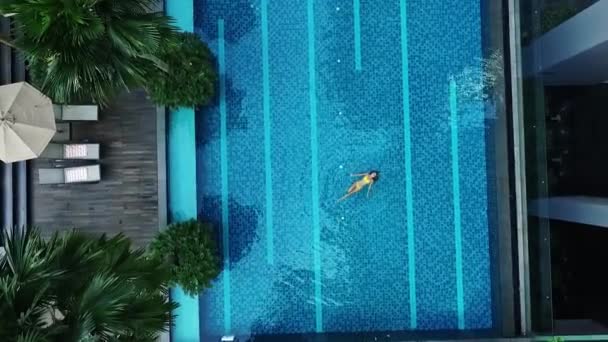 Frau im großen Schwimmbad — Stockvideo