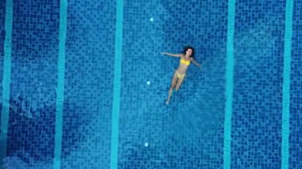 Woman in big swimming pool — Stock Video