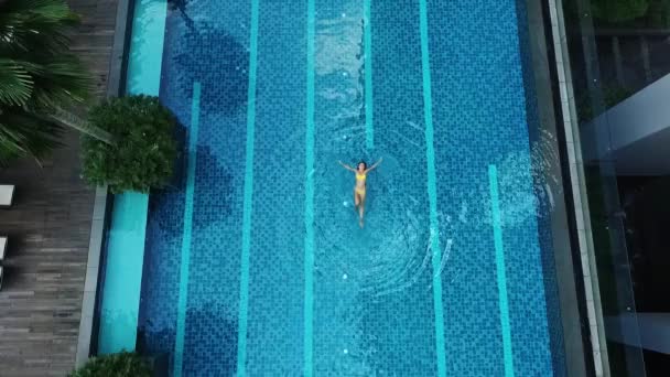 Mujer en gran piscina — Vídeo de stock