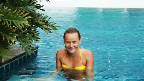 Girl in yellow swimsuit in pool — Stock Video