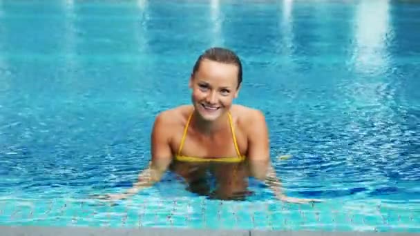 Девушка в жёлтом купальнике в бассейне — стоковое видео
