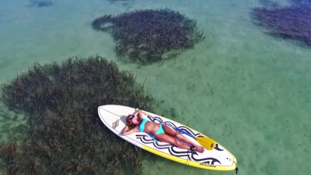 Menina relaxante em stand up paddle board — Vídeo de Stock
