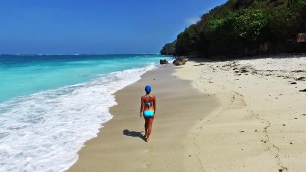 Девушка, гуляющая по пляжу — стоковое видео
