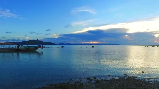 Pêcheur bateau à queue longue à Koh Phitak — Video