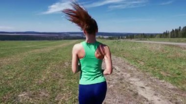 Parkta koşan kadın.