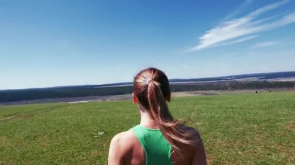 Mulher correndo no parque — Vídeo de Stock