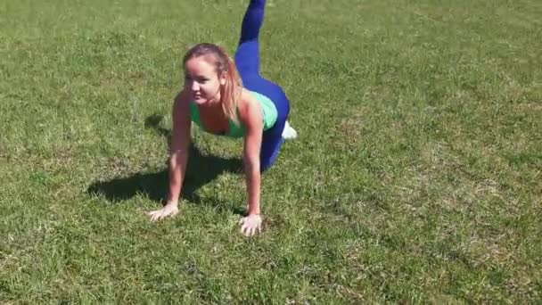 Женщина делает упражнения — стоковое видео