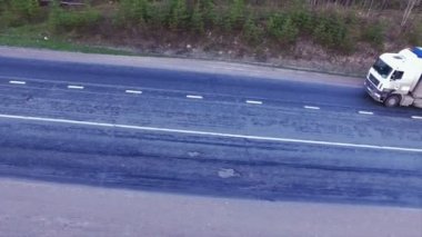 bir otoyolda sürüş kamyon