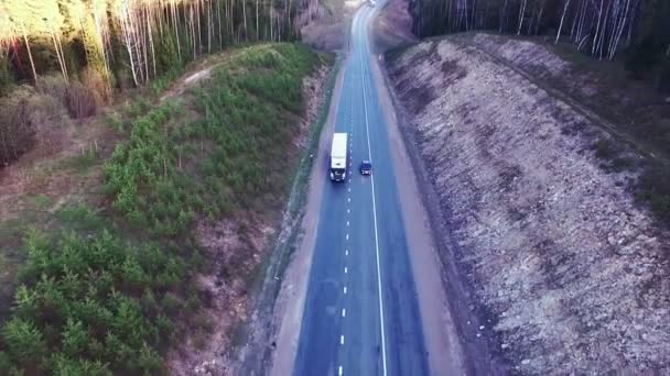 Φορτηγό οδήγησης σε αυτοκινητόδρομο — Αρχείο Βίντεο