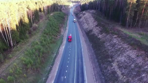 Camiones que conducen por una carretera — Vídeo de stock