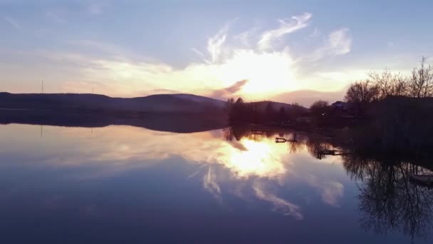 Hermoso paisaje en el crepúsculo — Vídeo de stock