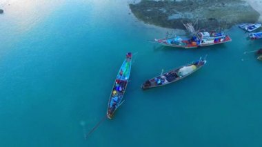 geleneksel uzun kuyruklu tekne Koh Phitak Adası