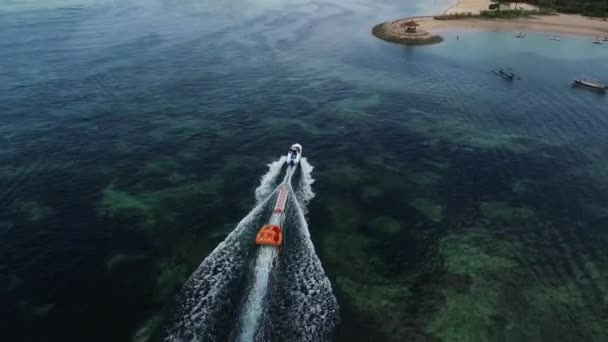 Barcos de velocidade e banana de ar — Vídeo de Stock