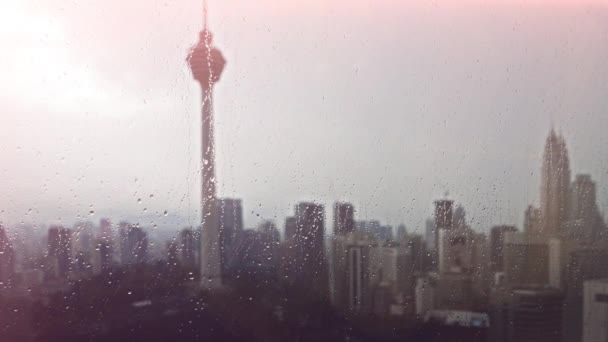 Gotas de lluvia en ventana en rascacielos — Vídeos de Stock