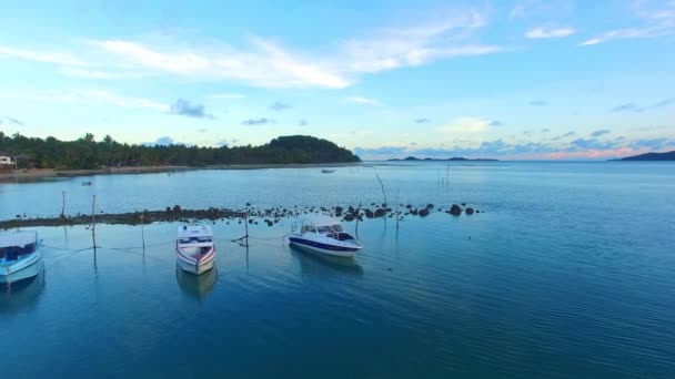 Hagyományos hosszú farkú csónak Koh Phitak Island — Stock videók