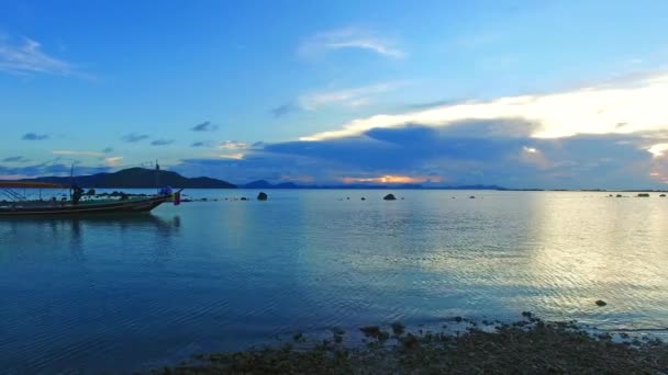 Tradizionale barca a coda lunga nell'isola di Koh Phitak — Video Stock