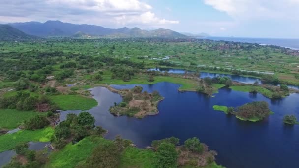 Lago e montanha na Indonésia — Vídeo de Stock