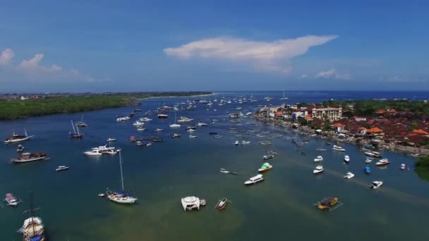 Yahts dans la baie à l'heure d'été — Video