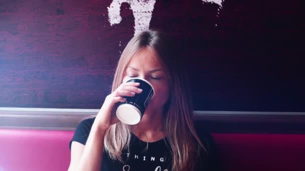 Kvinna som dricker kaffe i en bar — Stockvideo