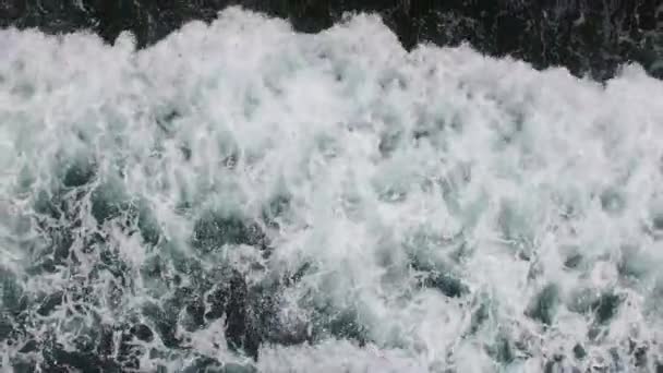 Plage de sable noir à Bali  