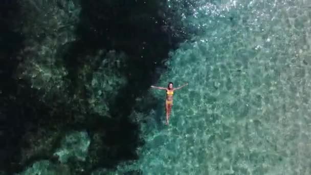 Denizin dalgaları yatan kadın — Stok video